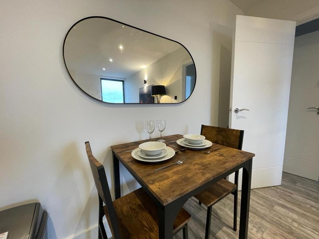 Kingsbridge Point - Cosy One Bed Apartments Near Town Centre, Swindon Bagian luar foto